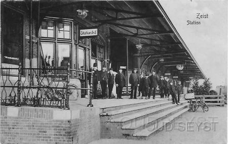 Station Zeist-1911-002.jpg - Station N.C.S. Zeist, met voltallig personeel op het voorperron. De foto is genomen vanaf het hotel Het Wapen van Zeist, nu Steynhotel. Opname van 1910